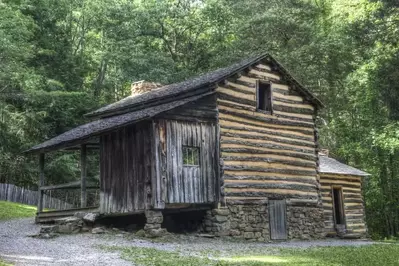 Elijah,Oliver,Log,Cabin,Located,In,Cades,Cove,Area,Of